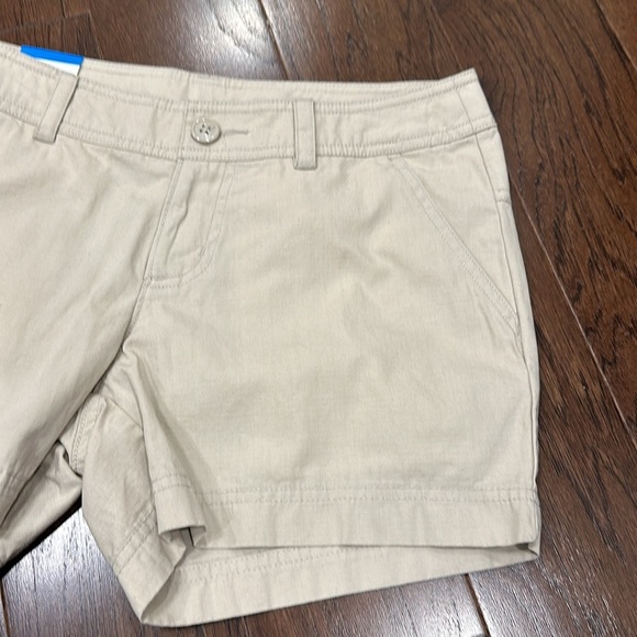 NWT Columbia beige khaki shorts - size 4 - Picture 3 of 5